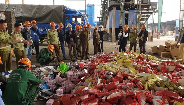 Hiện trường vụ tiêu huỷ 63 tấn hàng hoá bị tịch thu ở Hà Nội