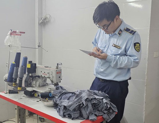 Phát hiện cơ sở sản xuất bít tất nghi giả mạo nhãn hiệu tại An Khánh, Hà Nội